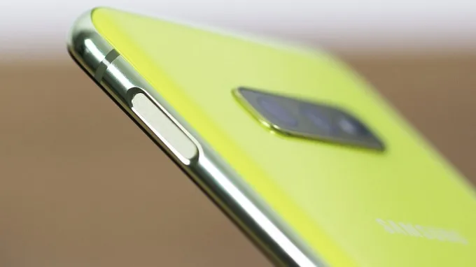Cảm biến vân tay ở cạnh bên Galaxy S10e