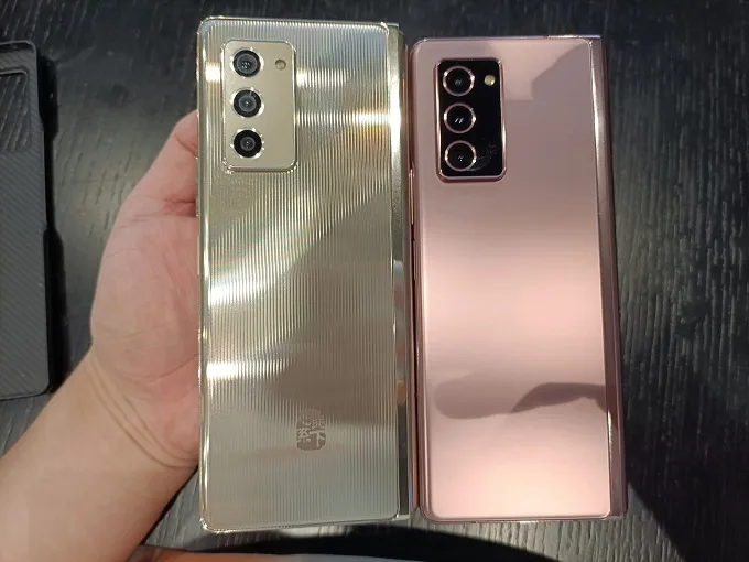 W21 5G có kích thước lớn hơn 1 chút so với Z Fold 2 và cũng có một màu vàng