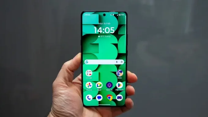 So sánh Motorola Signature vs Oppo Reno 15 ở phần màn hình cho thấy sự khác biệt rõ rệt về công nghệ