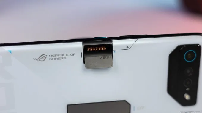 ROG Phone 7 có khe quạt làm mát cực kỳ ấn tượng
