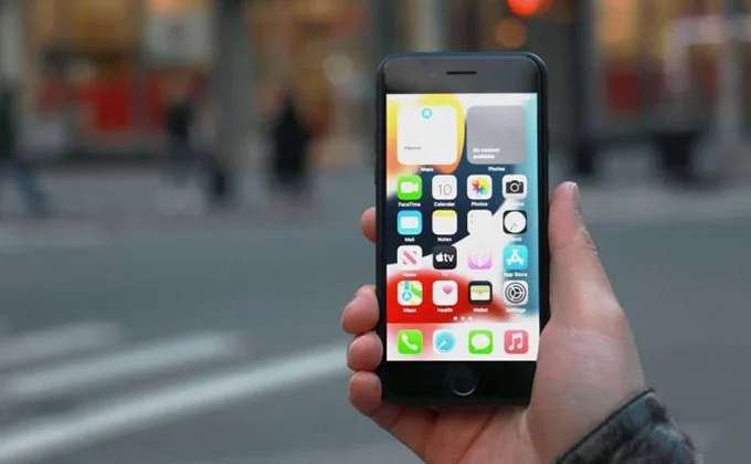 So sánh chi tiết iPhone SE 2020 vs iPhone SE 2022:  màn hình