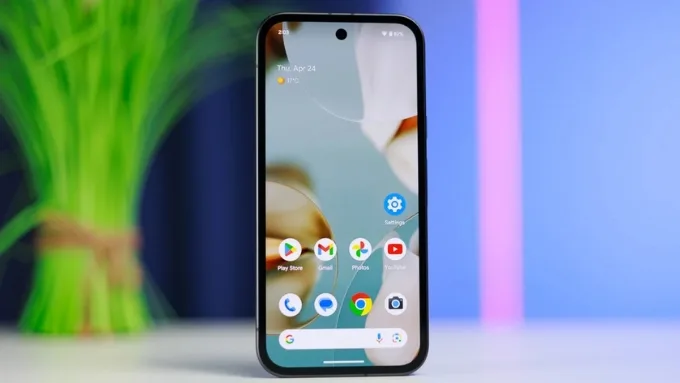 Pixel 10a được trang bị màn hình AMOLED 6.28 inch hỗ trợ tần số quét tối đa 120Hz