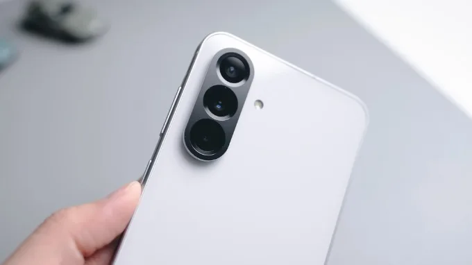 Samsung Galaxy A56 sở hữu cụm ba camera sau gồm camera chính 50MP