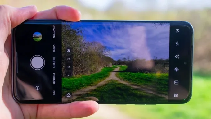 Motorola cân bằng hơn giữa chất lượng ảnh và tính ổn định khi quay phim