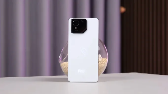 ROG Phone 9 Pro lại hướng đến phong cách gaming mạnh mẽ với khung kim loại chắc chắn