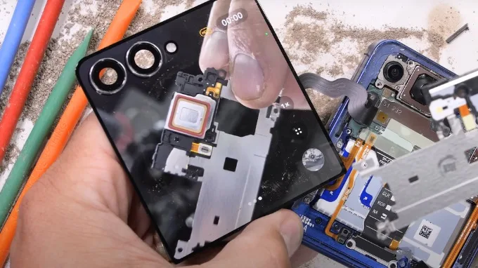 Tháo rời linh kiện Galaxy Z Flip 7