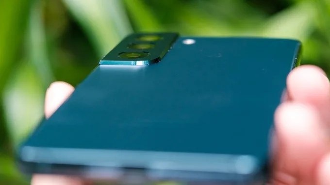 Kiểm tra ngoại hình bên ngoài của Galaxy S22 cũ