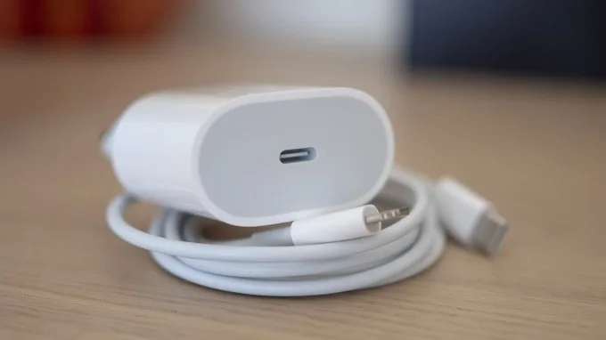 iPhone 12 mini hỗ trợ sạc nhanh có dây 20w