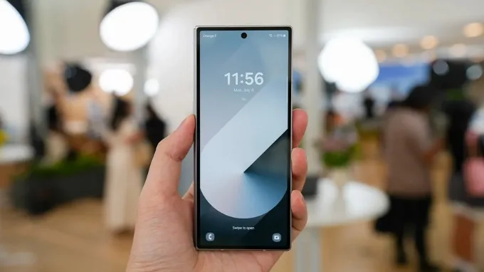Màn hình phụ của Galaxy Z Fold 6