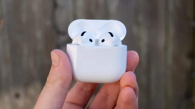 AirPods 4 ANC trang bị chip H2 mạnh mẽ cùng Adaptive Audio giúp chống ồn chủ động linh hoạt