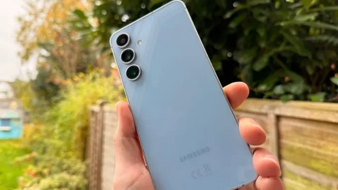 so sánh Galaxy S25 FE và Galaxy S24 FE qua kích thước