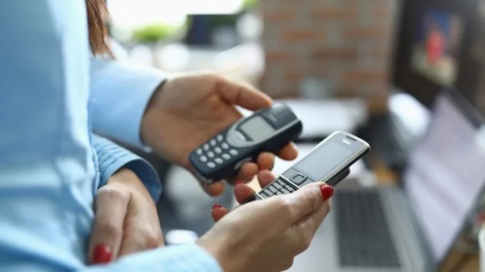 Người dùng điện thoại "cục gạch" sẽ ra sao?
