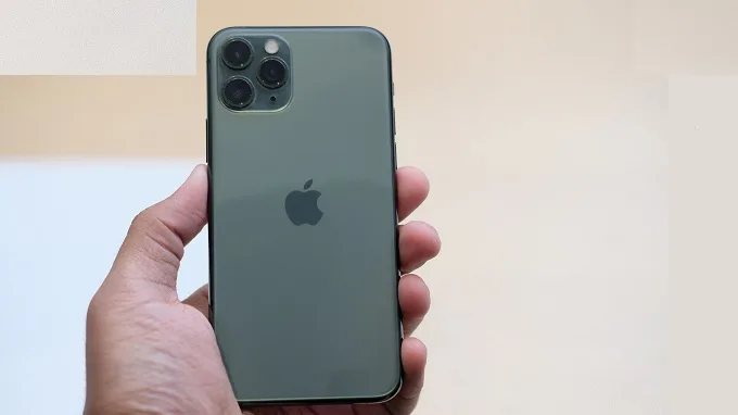 Mặt lưng iPhone 11 Pro được làm mờ lịch lãm