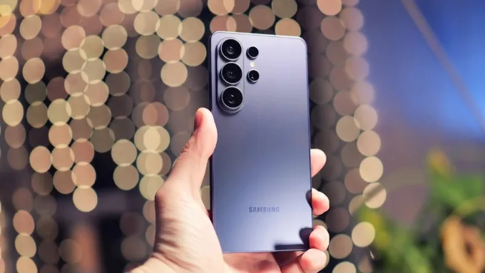 Galaxy S26 Ultra tiếp tục duy trì phong cách quen thuộc với khung viền Armor Aluminum