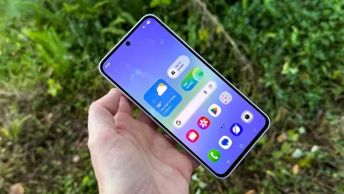 Cả hai máy đều trang bị màn hình Super AMOLED 6.7 inch