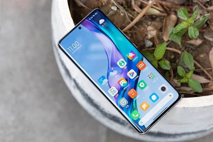Xiaomi 12 Pro thể hiện nhiều ưu điểm vượt trội hơn S21 FE về màn hình