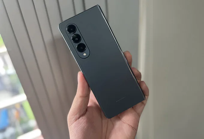 Galaxy Z Fold 4 sử dụng thiết kế màn hình gập giống 