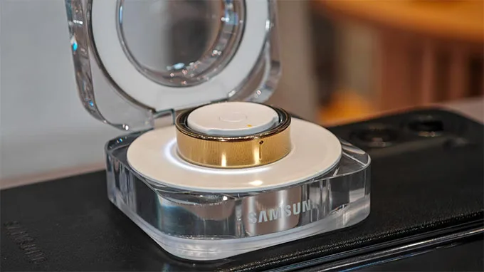 lợi thế khác của Galaxy Ring so với Galaxy Watch là cơ chế sạc của nó