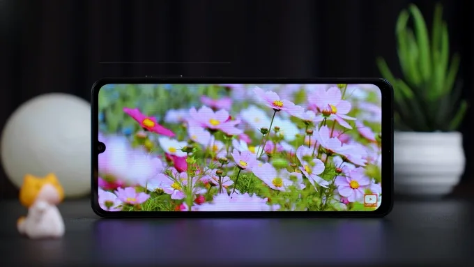 Màn hình 6.7 inch của Galaxy A06 5G sử dụng tấm nền PLS LCD độ phân giải HD+ (720 x 1600 pixels)