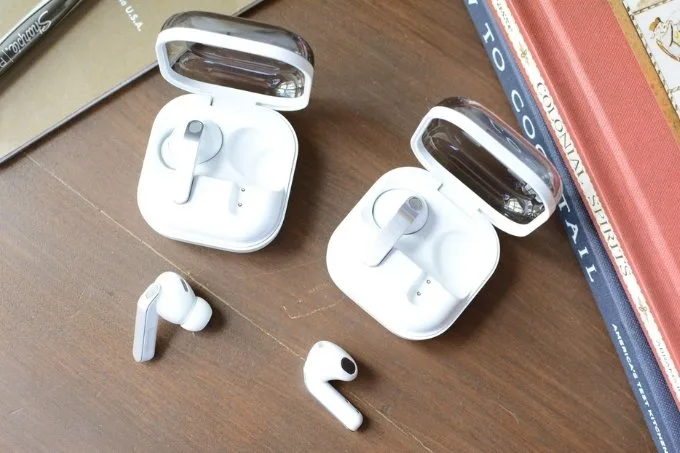 Galaxy Buds 4 Pro (bên trái) và Galaxy Buds 4 (bên phải)