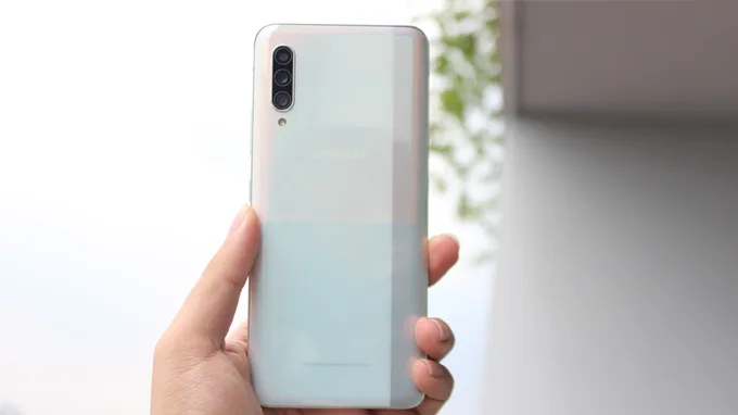 mặt lưng có khả năng chuyển đổi màu khá bắt mắt với 2 tùy chọn màu sắc có sẵn là Đen và Trắng.