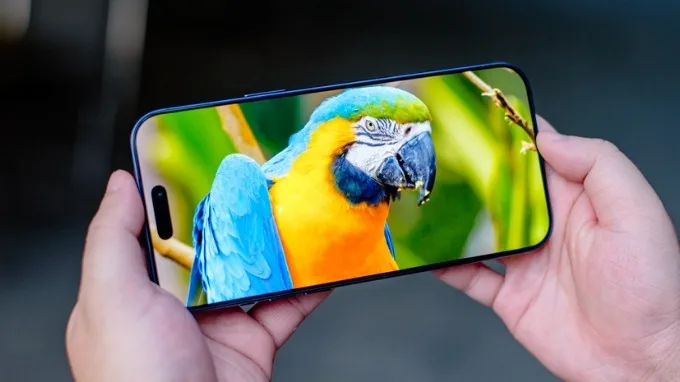 Trong khi đó, iPhone 17 Pro Max sử dụng tấm nền LTPO Super Retina XDR OLED