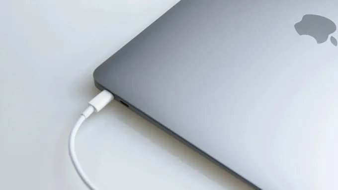Thực hiện xả pin cho MacBook mới mua