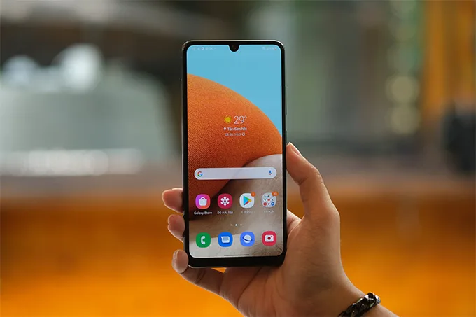 Galaxy A32 giá rẻ là một trong số rất ít những mẫu smartphone tầm trung được trang bị màn hình Super AMOLED