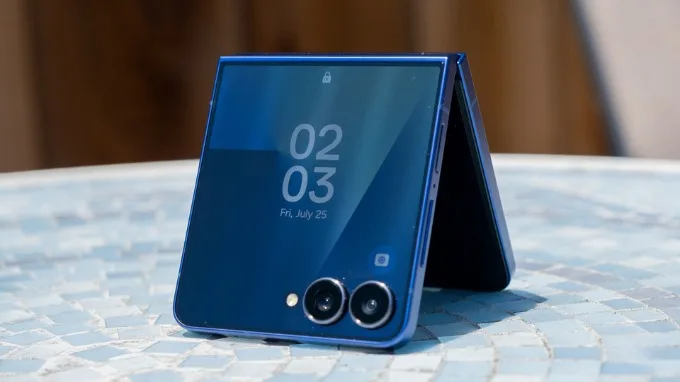 Thiết kế của Galaxy Z Flip 7 so với OPPO Find N3 Flip