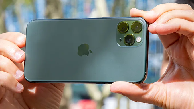 Đánh giá chi tiết Xiaomi 12 và iPhone 11 Pro, yếu tố pin của máy
