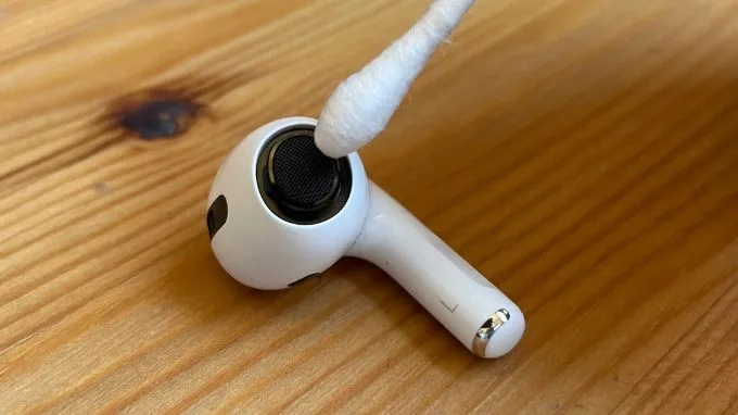 Vệ sinh thân thiết bị, kiểm tra các lỗ, khe hở trên AirPods Pro thật kỹ