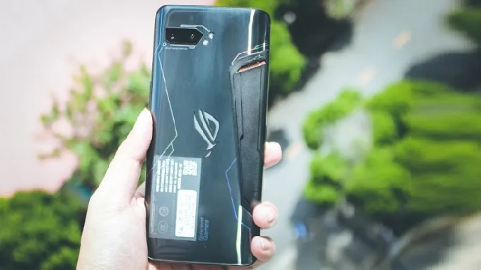 Thiết kế đèn LED của ROG Phone rất ấn tượng