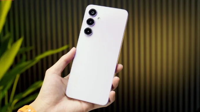 Nubia V80 Max cho cảm giác là một chiếc máy lớn và nặng tay