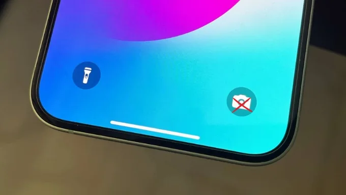 Tại sao cần tắt camera trên màn hình khoá iPhone?