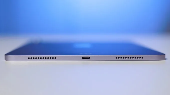 Trong khi đó, iPad Air M3 11 inch sử dụng một cổng USB-C duy nhất cho cả sạc và kết nối