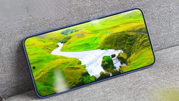 Galaxy S25 Plus sở hữu màn hình 6.7 inch Dynamic AMOLED 2X độ phân giải QHD+ (3120 x 1440), tần số quét 120Hz và độ sáng 2.600 nits