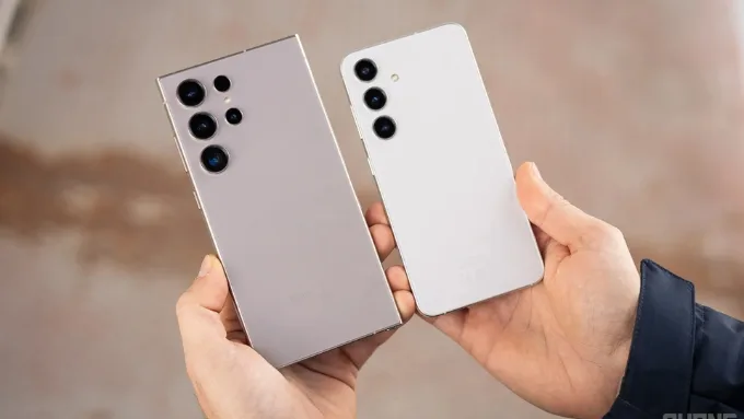 Điểm khác biệt đáng chú ý là bút S Pen được tích hợp sẵn trong thân máy Galaxy S24 Ultra