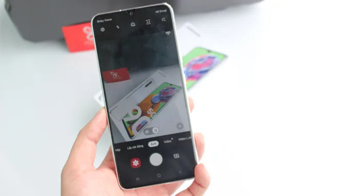 Samsung Galaxy A90 5G được trang bị cụm 3 camera ở mặt lưng
