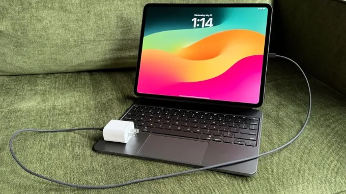 Cắm sạc để iPad khởi động lại