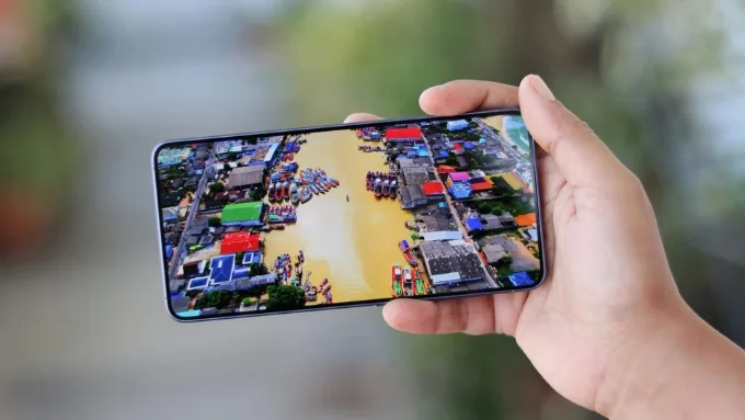 So sánh Galaxy S26 vs OnePlus 15 về màn hình