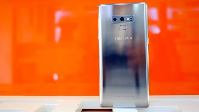 Galaxy Note 9 mặt lưng màu bạc