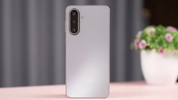 Galaxy A17 sở hữu ngoại hình thanh thoát, độ dày chỉ 7.5mm và trọng lượng 192g