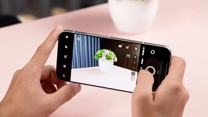 Camera là điểm nhấn khi so sánh Vivo iQOO 15 và iPhone 17 Pro Max