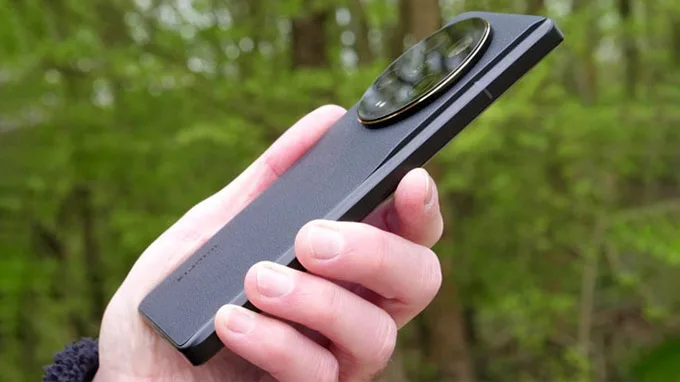 Xiaomi 13 Ultra có phần dày hơn 13 Pro