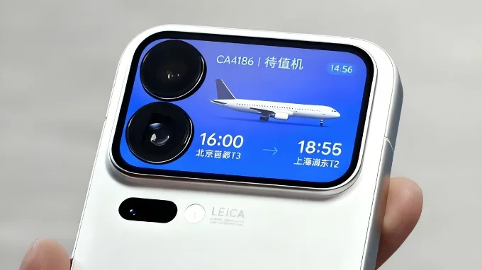 Chuyển sang mặt lưng, nâng cấp lớn nhất nằm ở cụm camera kéo dài đến hết viền phải