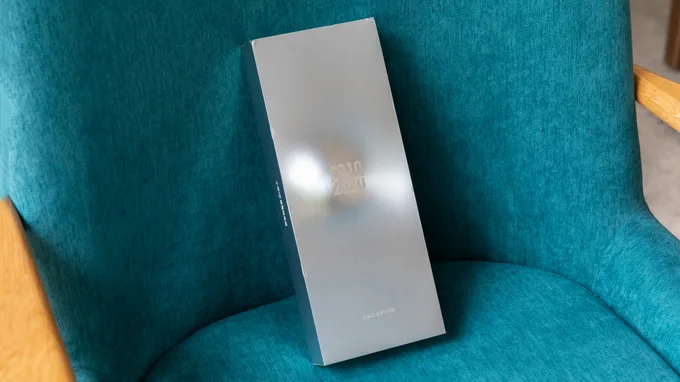 Hộp đựng Xiaomi Mi 10 Ultra cũng được thiết kế khác biệt với tổng thể khá dài
