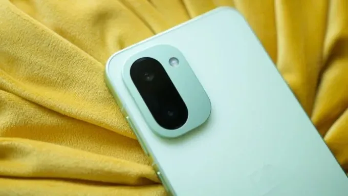 OnePlus 15R được trang bị cụm camera sau gồm cảm biến chính 50MP (Sony IMX906)