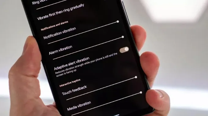 Tính năng Rung thích ứng trên điện thoại Google Pixel 7a