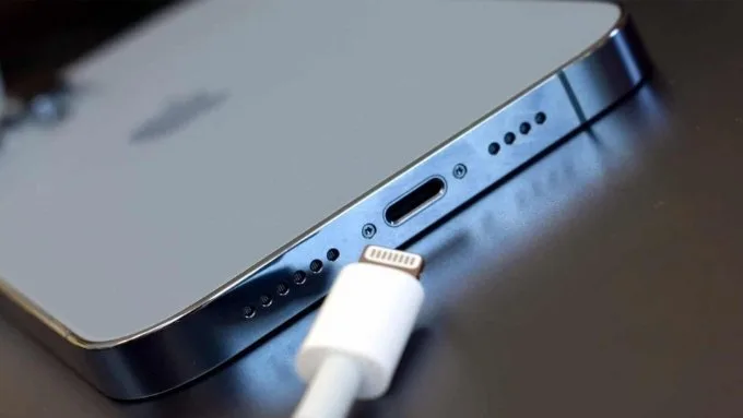 Ngắt kết nối cáp sạc và tắt nguồn iPhone
