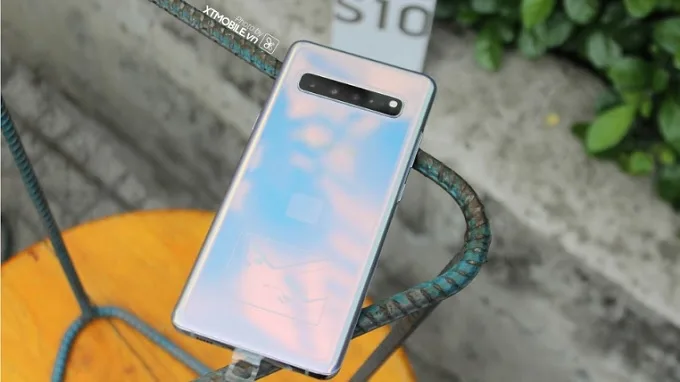 Mặt lưng Samsung S10 5G liền lạc hơn